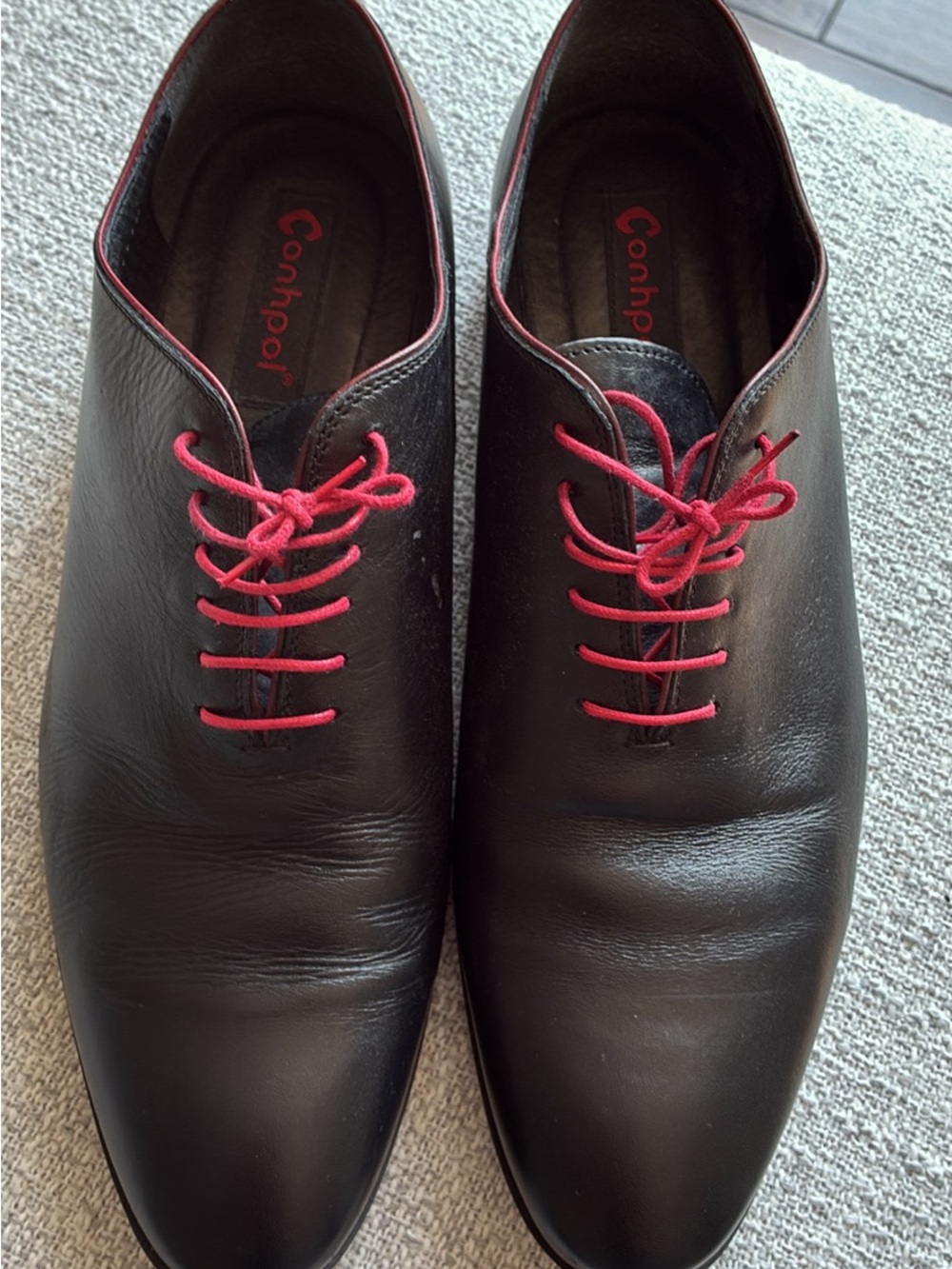 Elegante Men’s Black Leather Dress Shoes with Red Accents